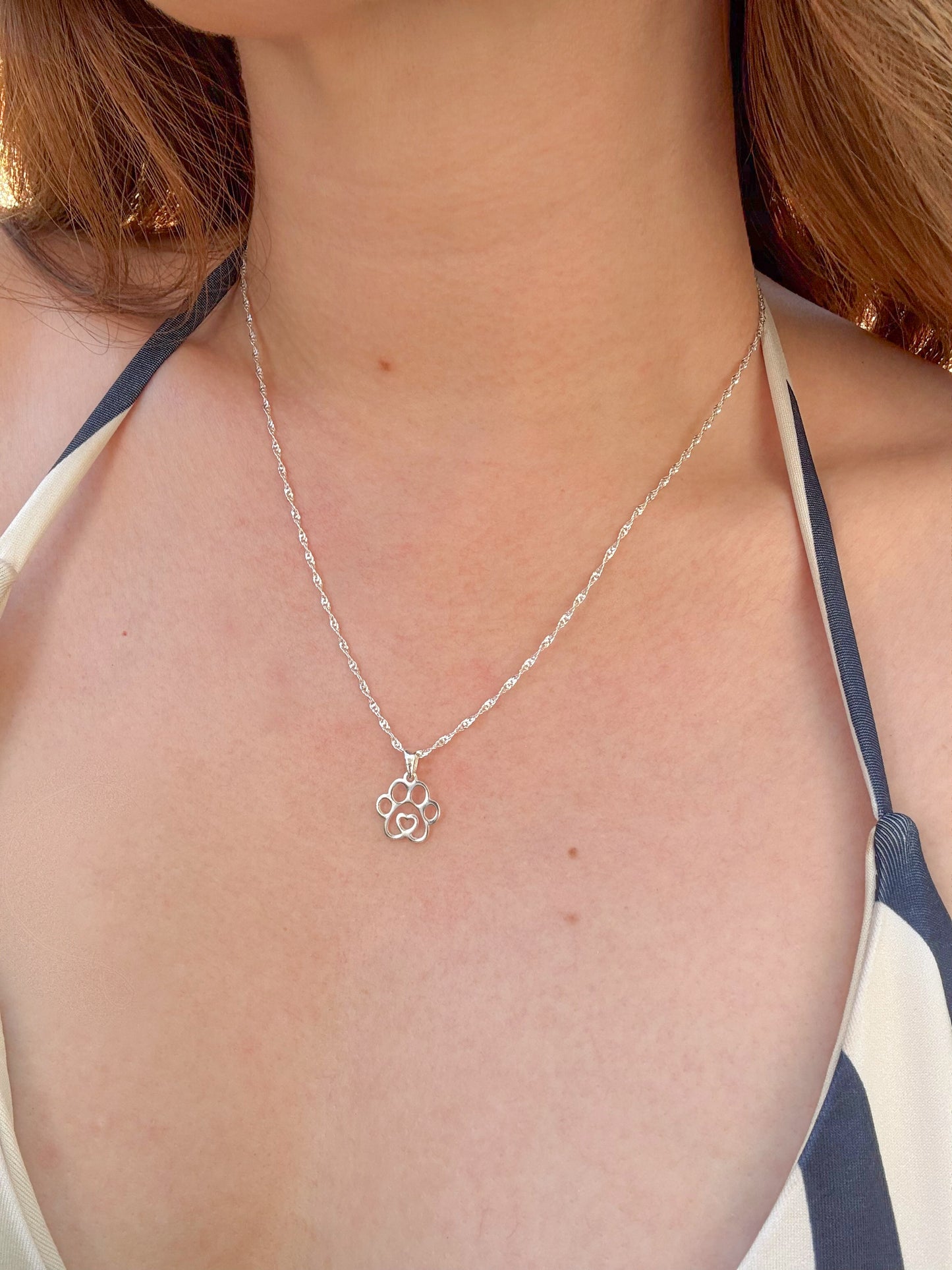 Collar de plata patita con un corazón