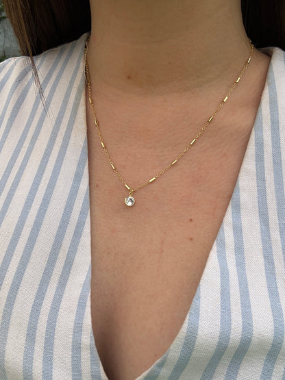 Collar bañado en oro con circones colgantes