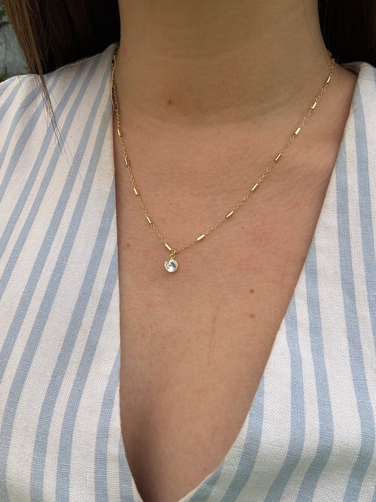 Collar bañado en oro con circones colgantes